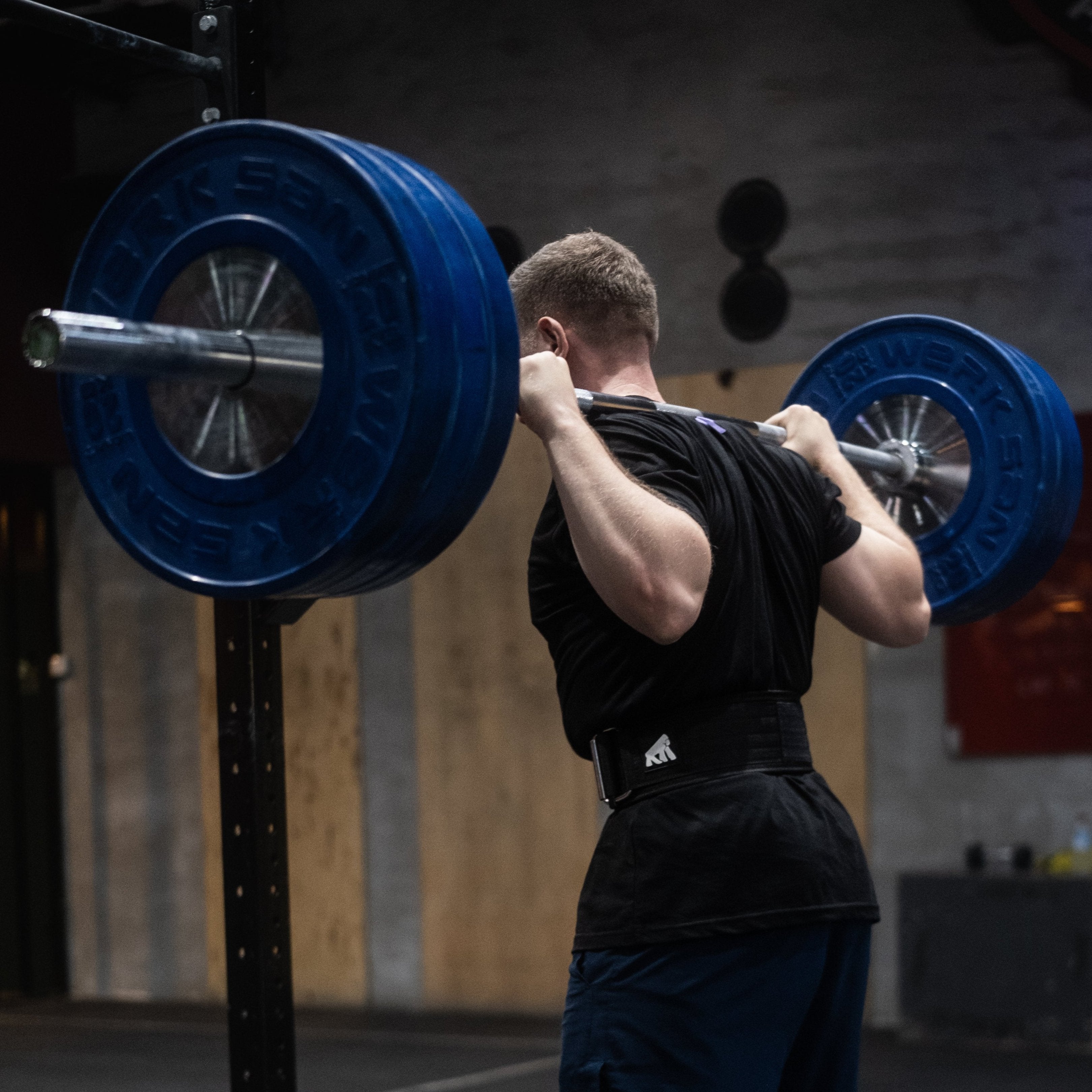 StronGrips Squat Programı ile squat gücünü artıran ve dayanıklılığı geliştiren bir atlet, StronGrips ekipmanlarıyla egzersiz yapıyor.